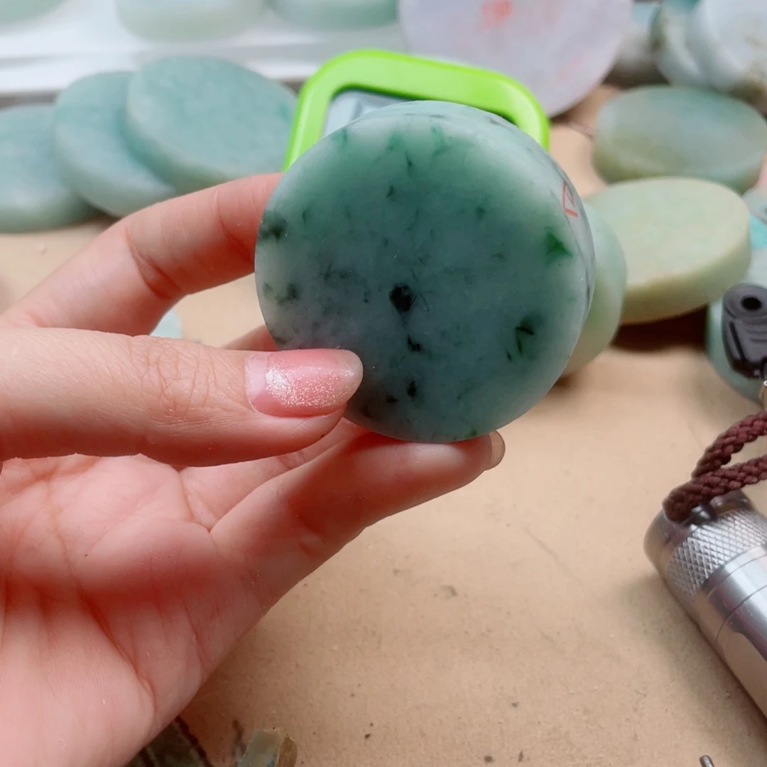 表***粒翡翠未镶嵌颈饰545……