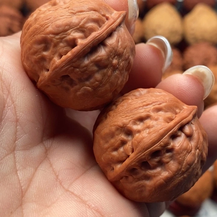 核桃精品文玩核桃手捻绣球