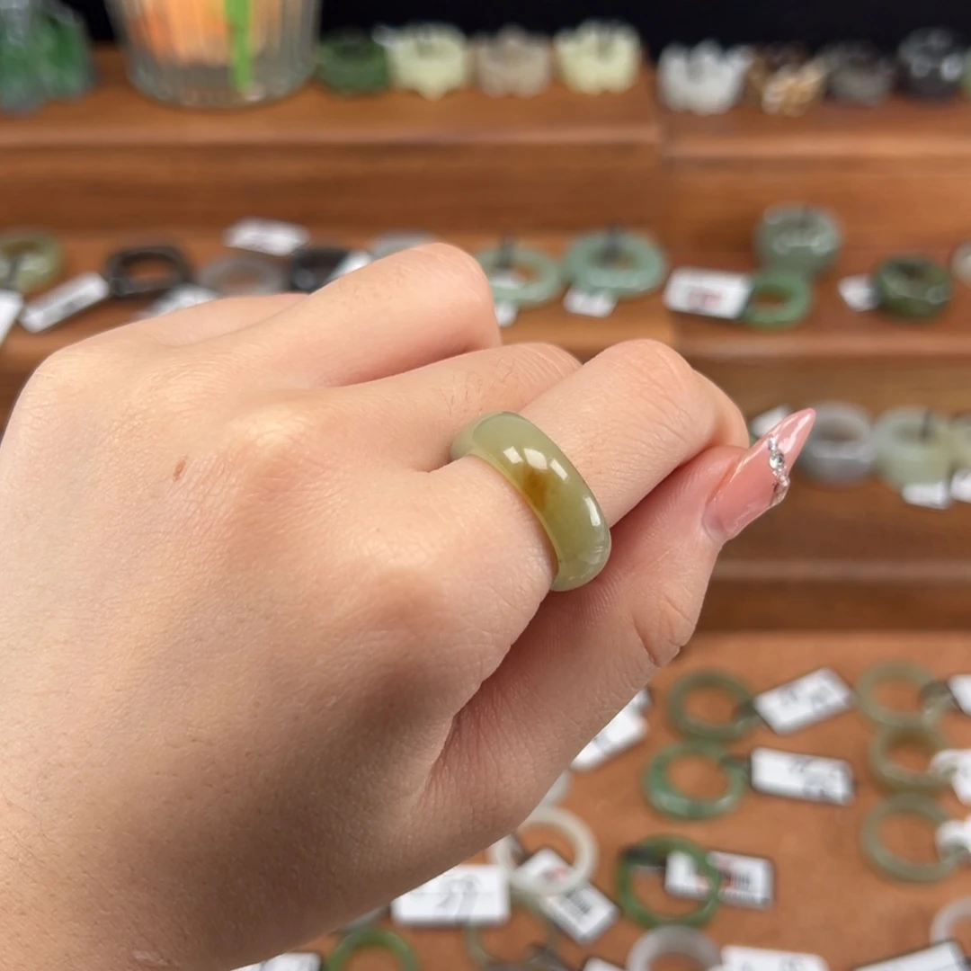 和田玉未镶嵌戒指m36绿底一口黄糖17.2