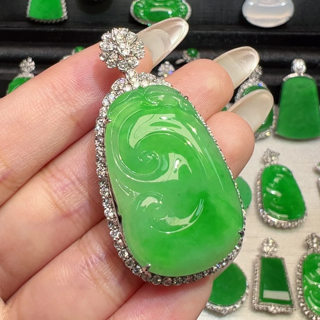 颈饰18K金镶嵌翡翠