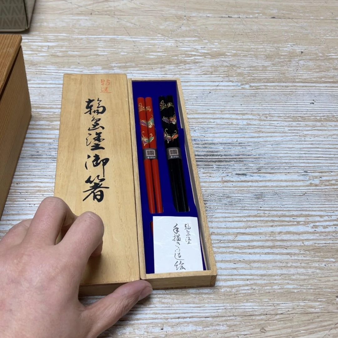 瓷片旧*堂密密麻麻地排列着一个