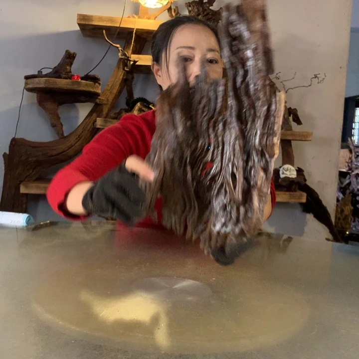 甄***。天然的云南紫柚木会黄色