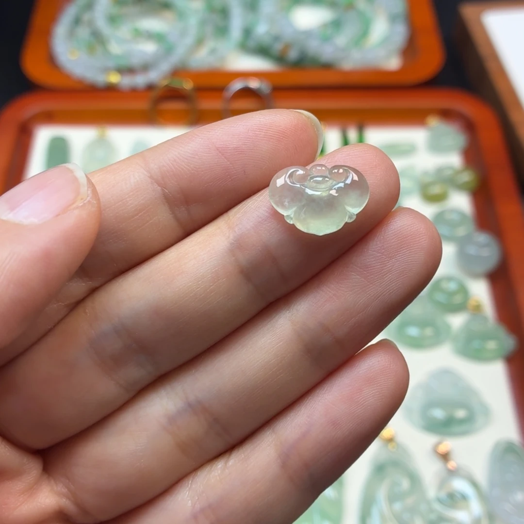 翡翠未镶嵌颈饰如意锁