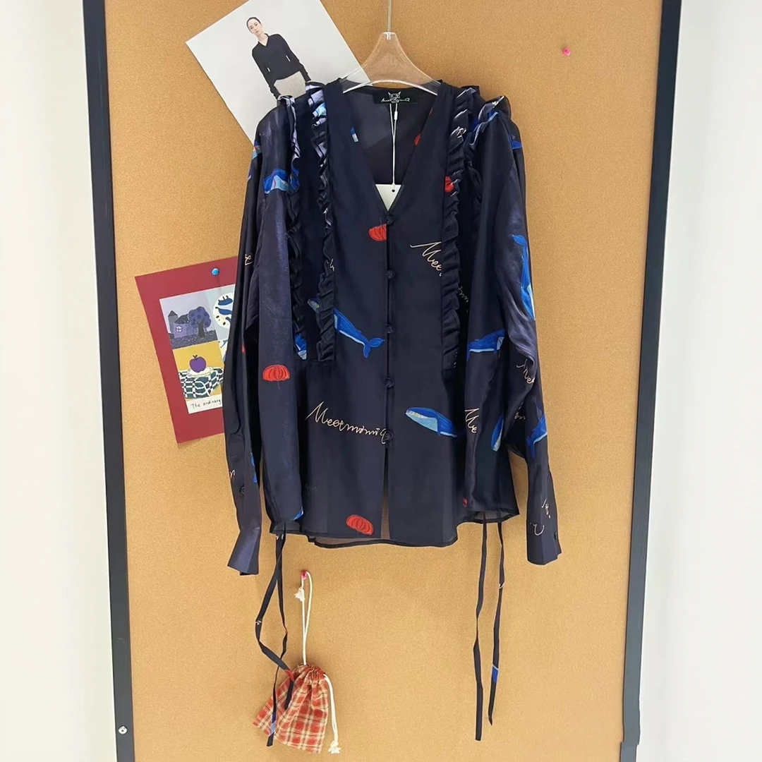 现货【木耳边收腰衬衫】2025秋趣味涂鸦V领印花桑蚕丝盘扣上衣女