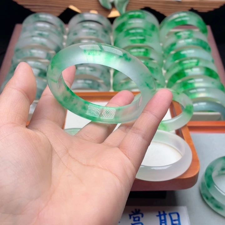 尚***妆石英质玉未镶嵌手镯