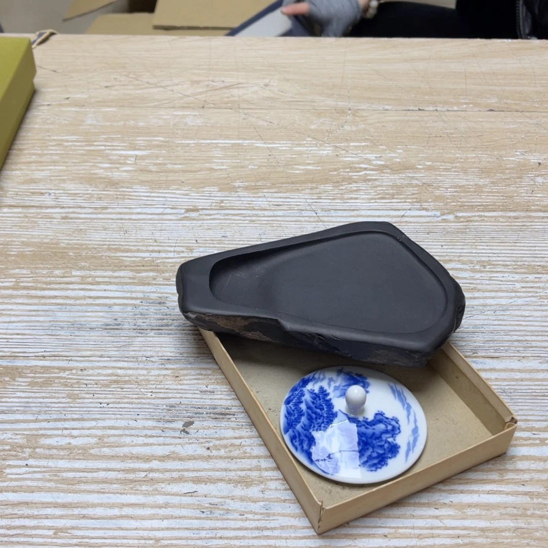 瓷片底****巴密密麻麻地排列着一个