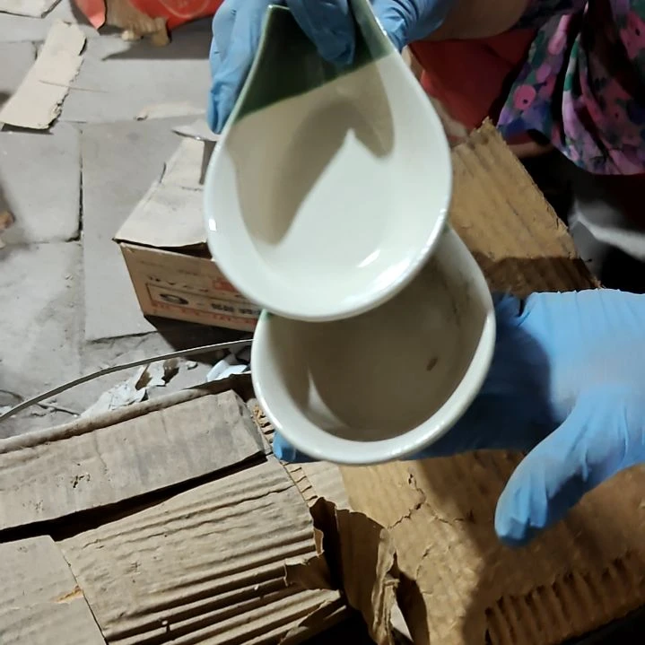 瓷片盘子碗茶壶啥都有