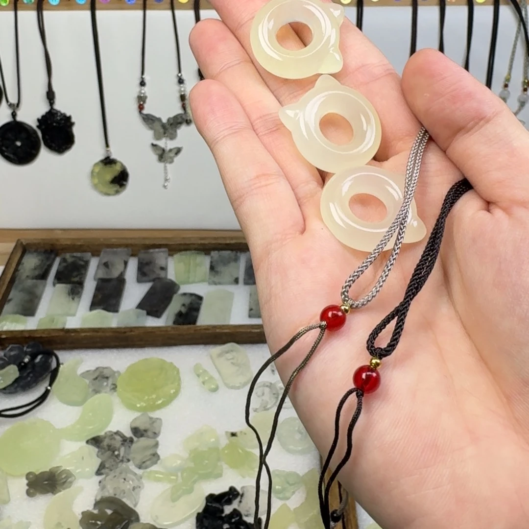 蛇纹石玉吊坠未镶嵌