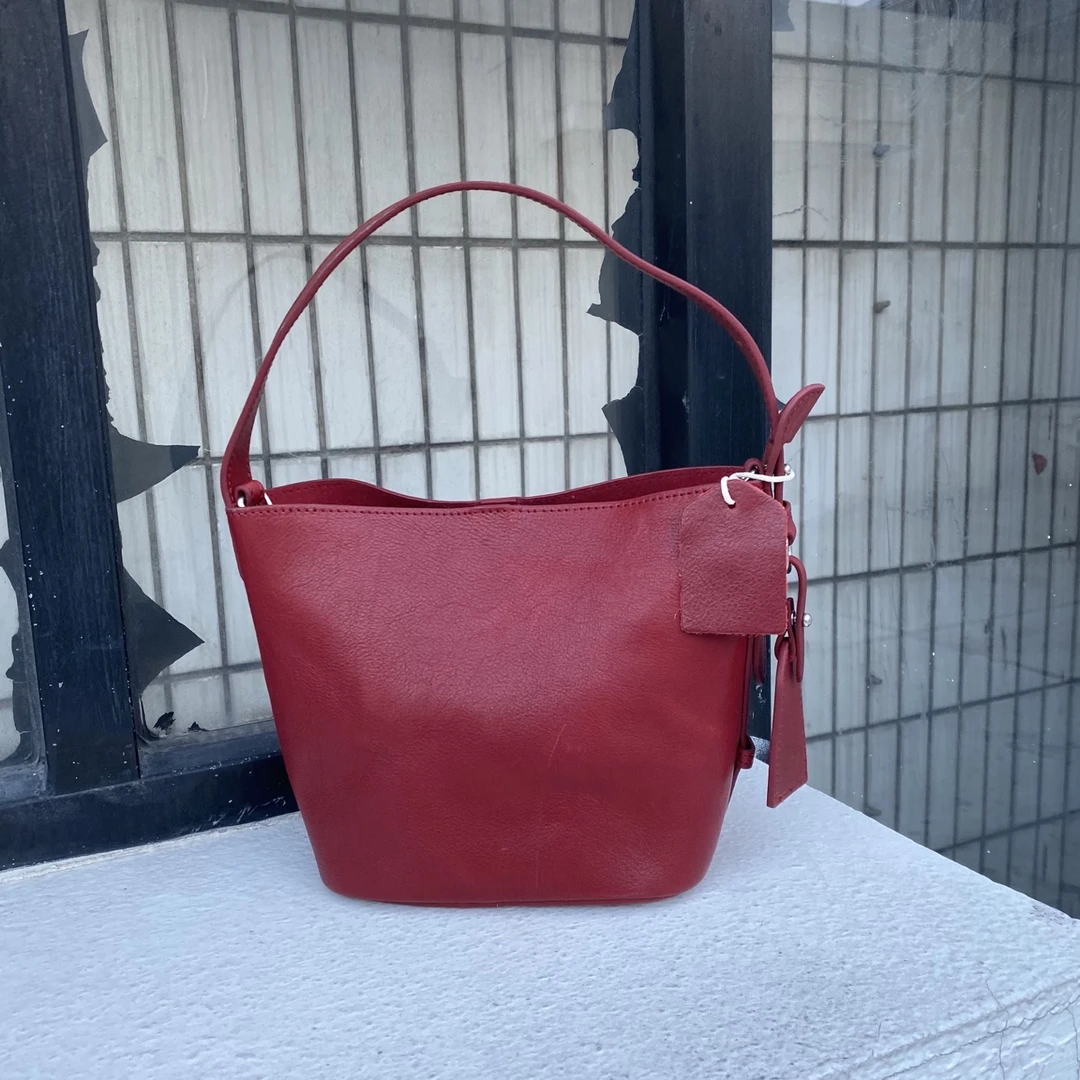 新品头层植鞣牛皮韩版头层牛皮腋下包菜篮子单肩斜挎水桶包81167