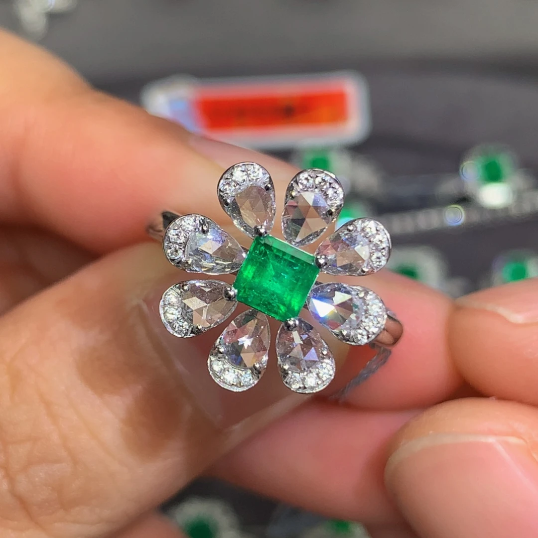 祖母绿戒指18K金镶嵌