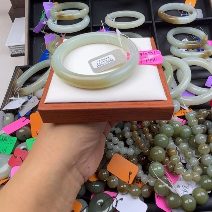 未镶嵌手镯和田玉七月