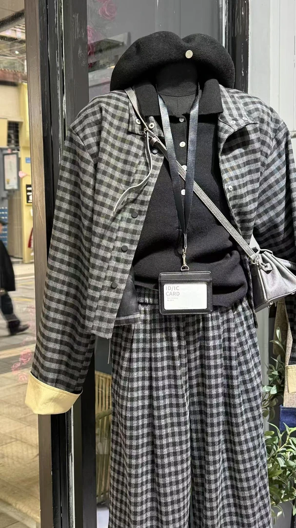 假两件拼接打底 109  格子翻领外套208 格子花边裤129