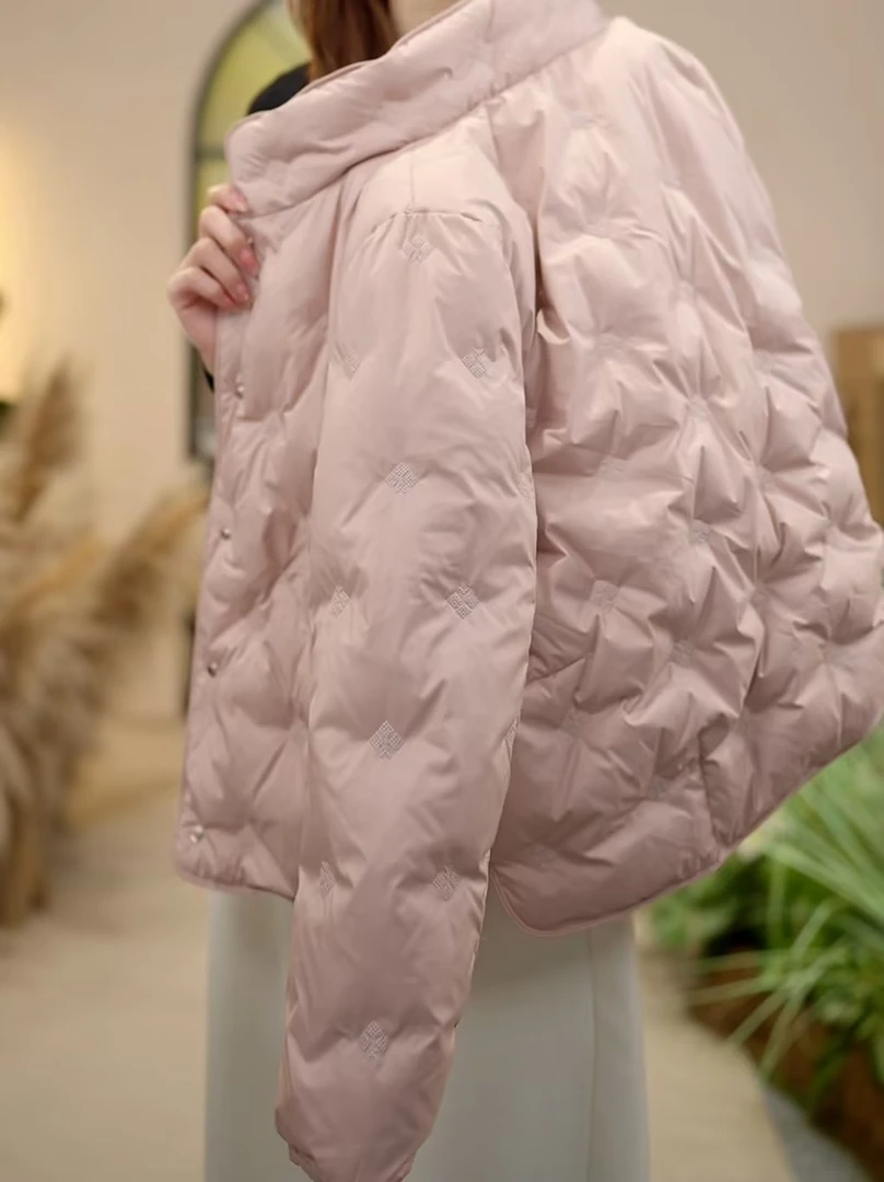 【LJ】粉色蝴蝶扣新款上新修身鹅黄减龄时尚款羽绒服外套