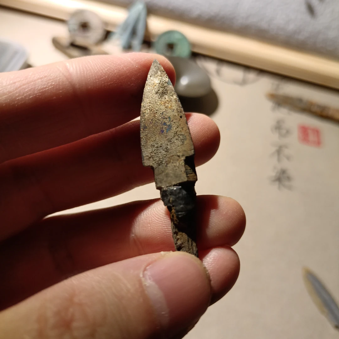 三棱青铜箭镞，保存完整带漆皮