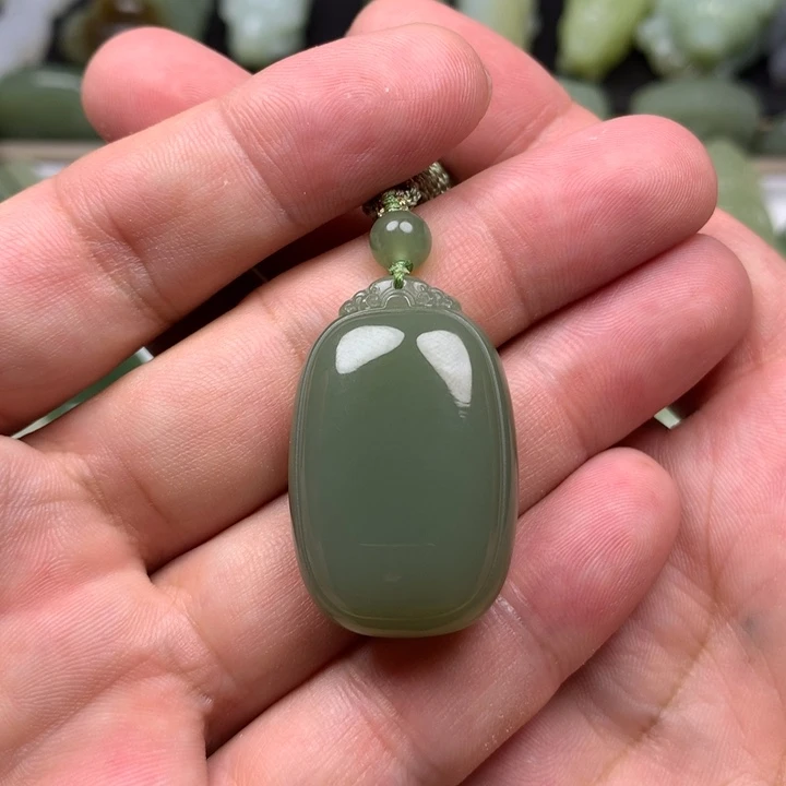 深***邃和田玉未镶嵌颈饰