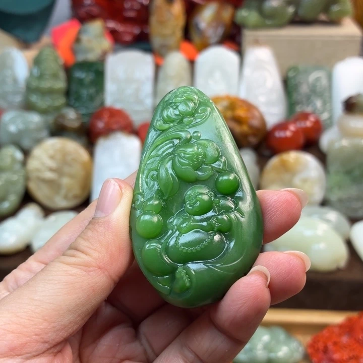 向****和田玉未镶嵌颈饰