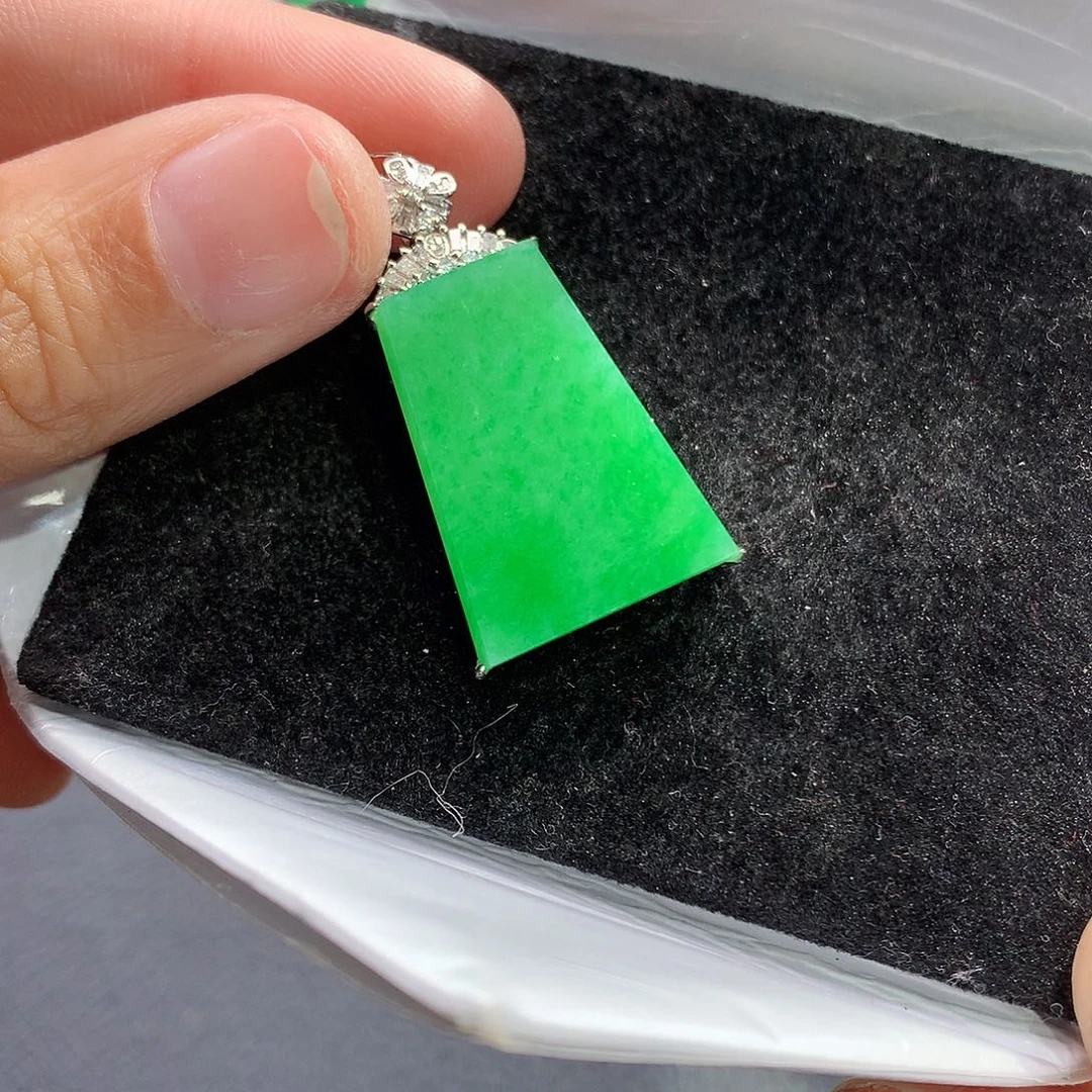 翡翠吊坠(赠链)18K金镶嵌