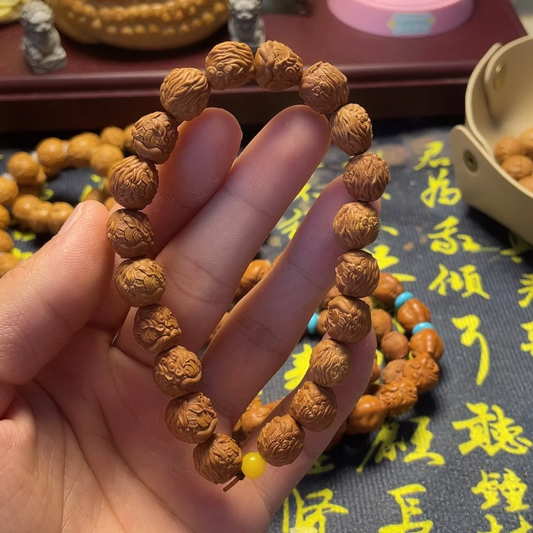 龙纹桃核雕刻瑕疵醒狮