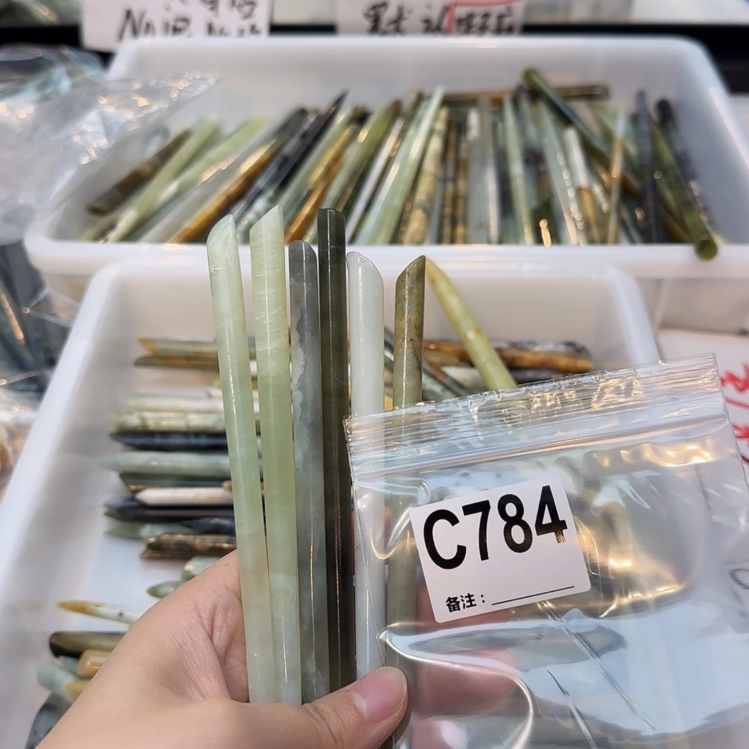 甲***沐未镶嵌蛇纹石玉发饰