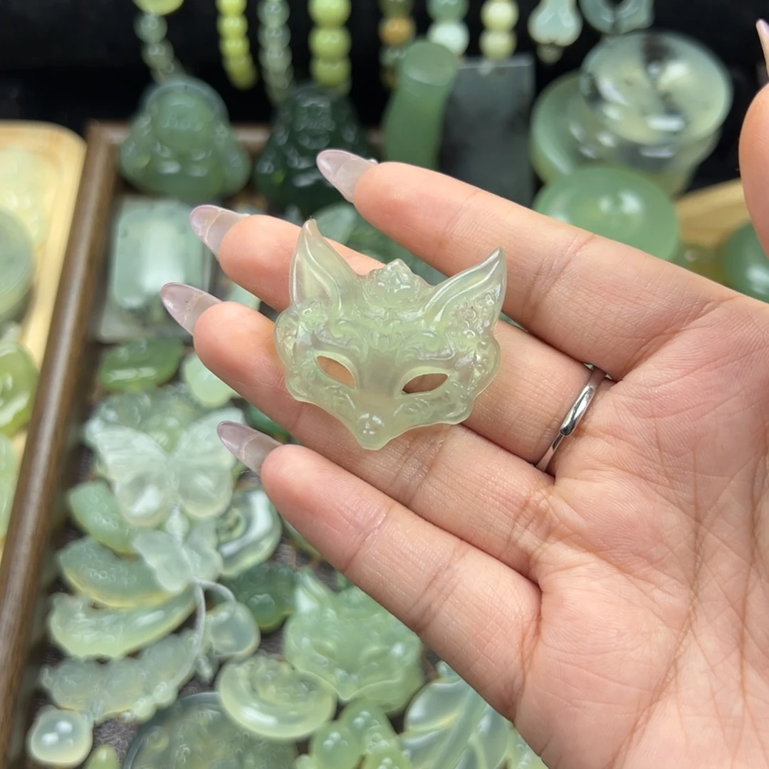 一***蔡蛇纹石玉未镶嵌颈饰狐狸面具