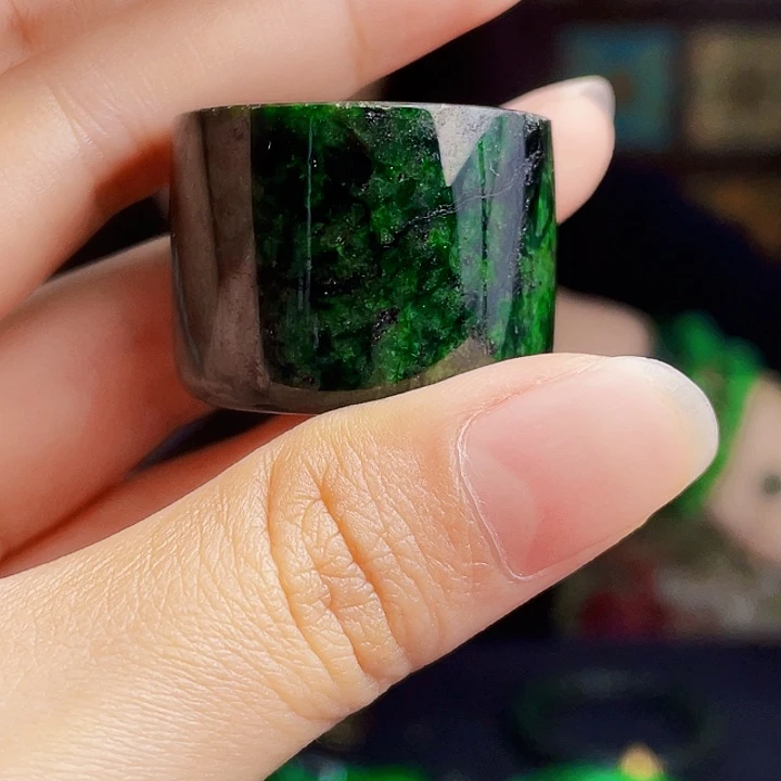 翡翠未镶嵌颈饰多样性