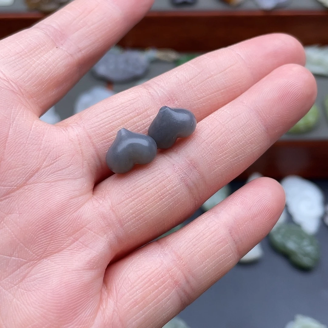 和田玉未镶嵌颈饰烟紫屁桃配饰一对