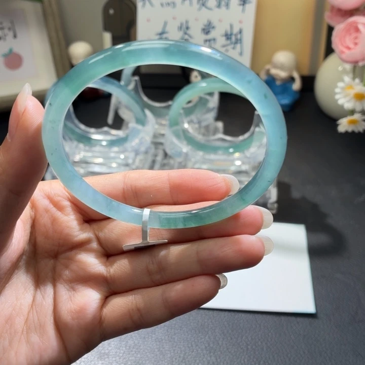 翡翠未镶嵌手镯冰蓝圆条