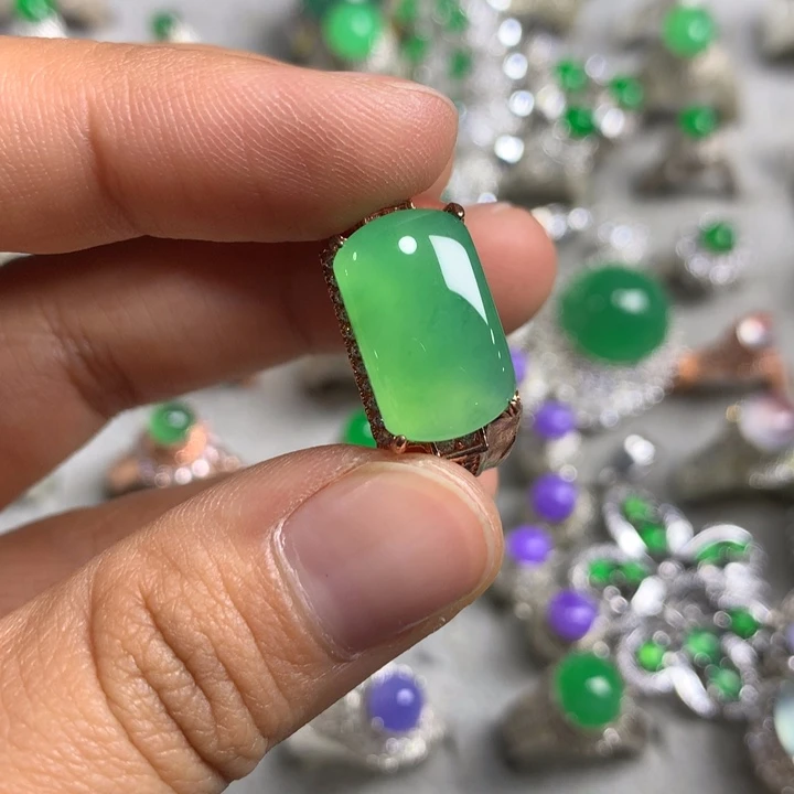 翡翠未镶嵌戒指铜托，卖裸石，需要二次镶嵌