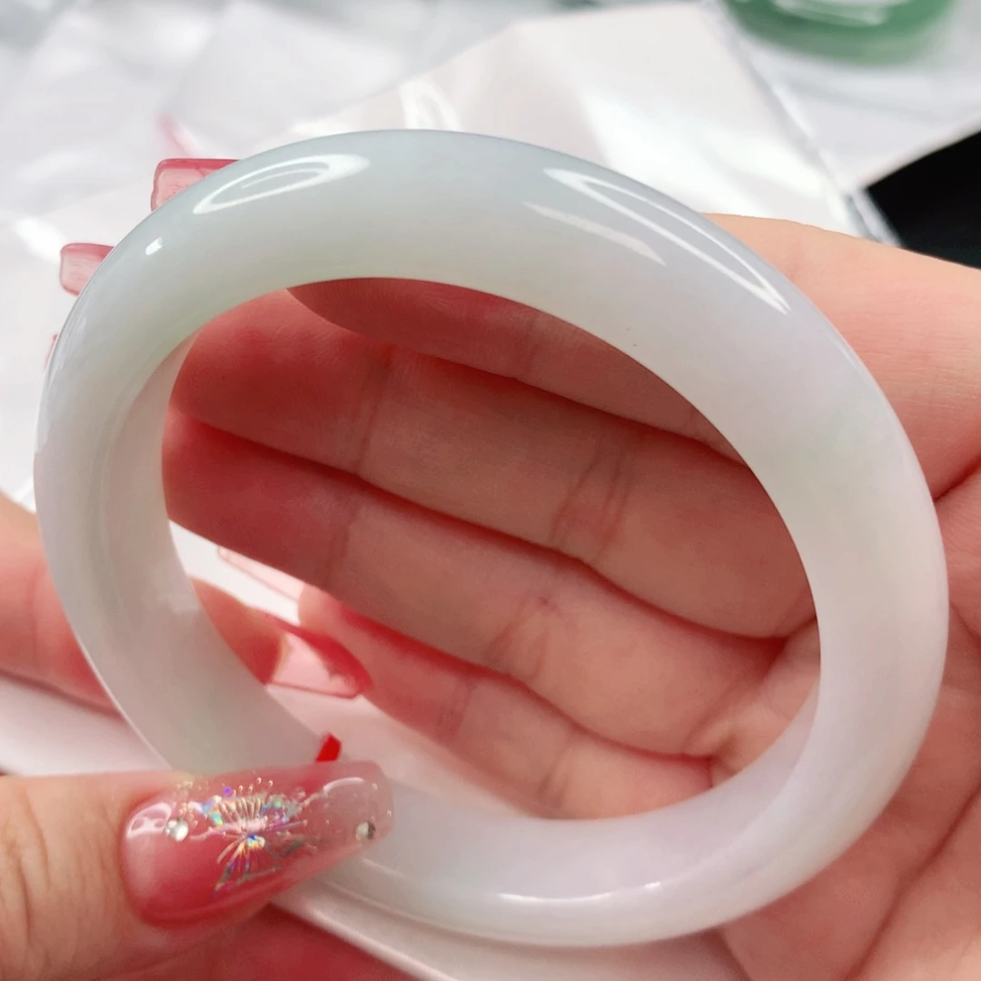 翡翠手镯未镶嵌60圈口