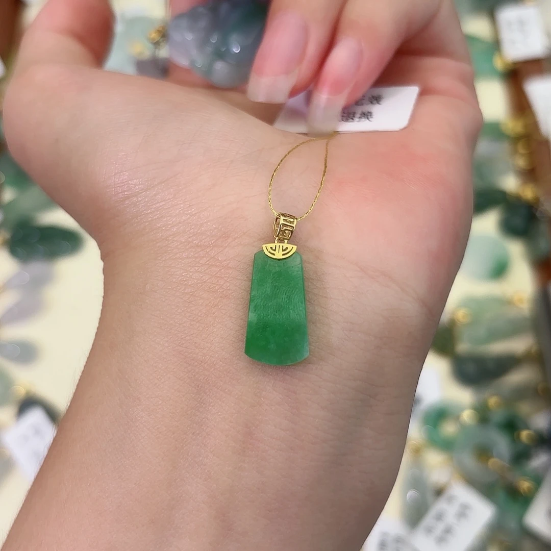 *****翡翠18K金镶嵌颈饰无事牌