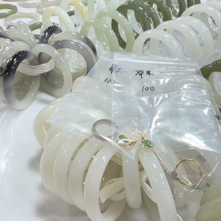 翠***嘴和田玉手镯未镶嵌