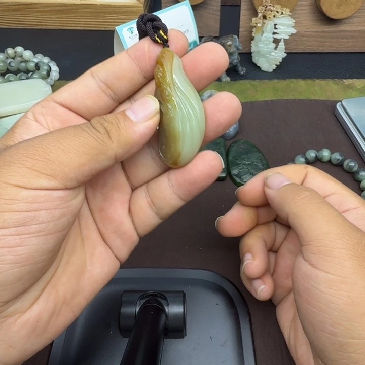 颈饰未镶嵌和田玉临*