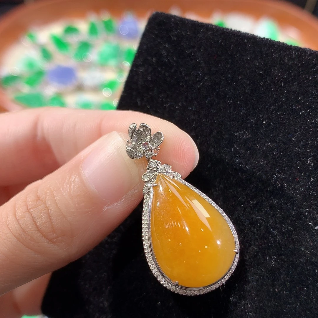 翡翠18K金镶嵌颈饰