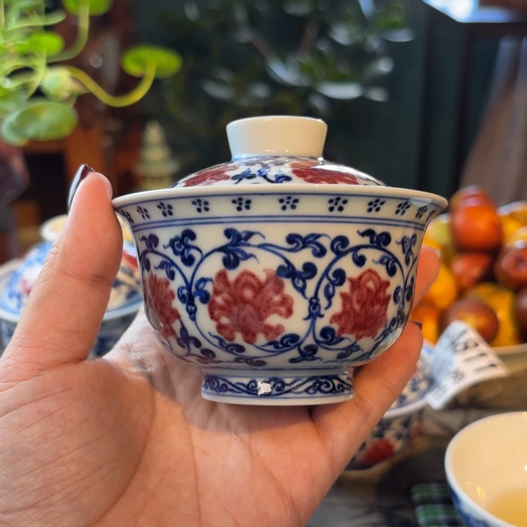 青花釉里红缠枝莲盖碗