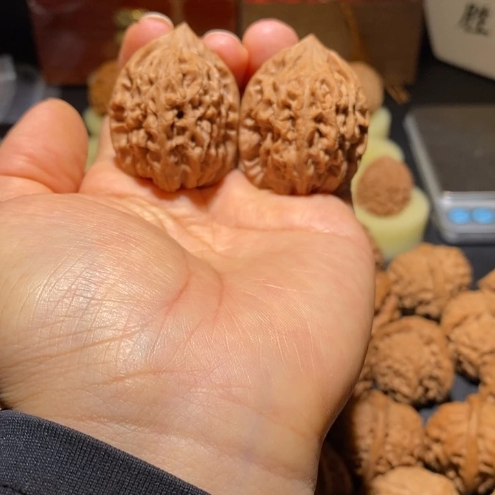 文玩核桃吊坠太行鸡心35