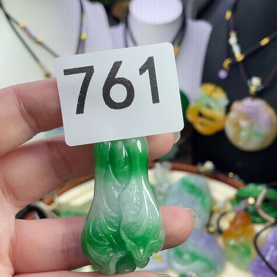 翡翠未镶嵌吊坠(赠链)