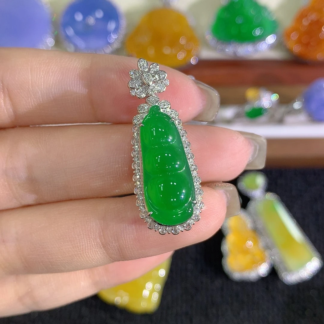 颈饰18K金镶嵌翡翠豆子