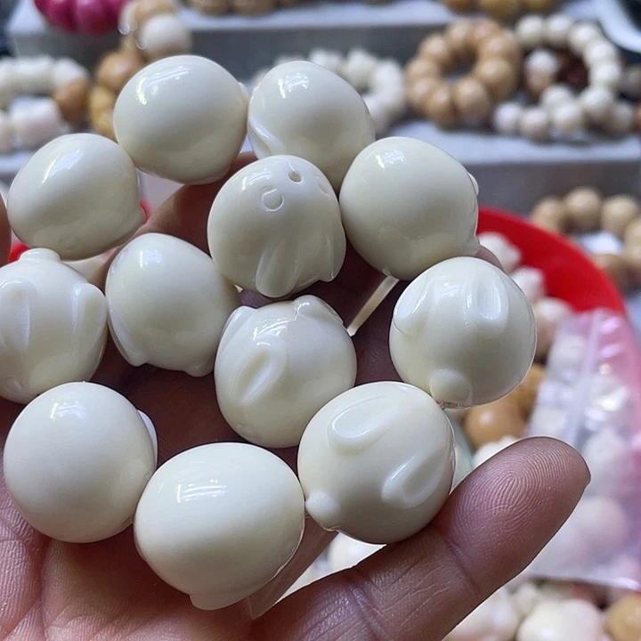 白玉菩提吊坠噔*噔微瑕象牙果团兔12