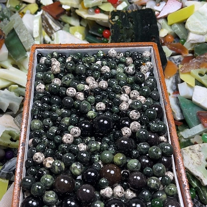 未镶嵌透闪石质玉珠宝奇石