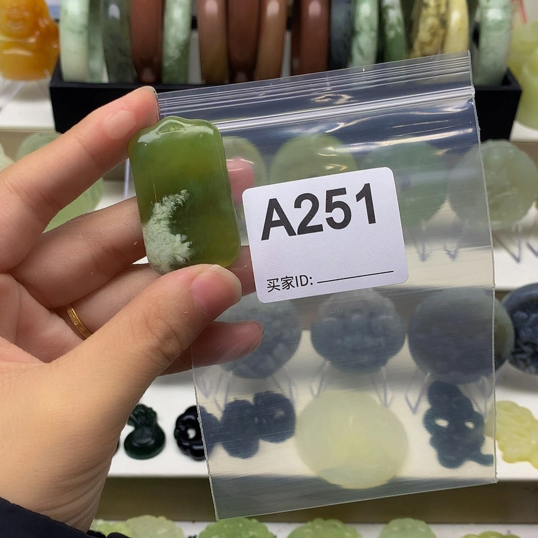 蛇纹石玉颈饰未镶嵌小*?