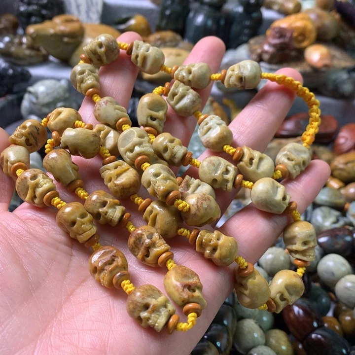 未镶嵌岫岩河磨玉（透闪石质玉）把件