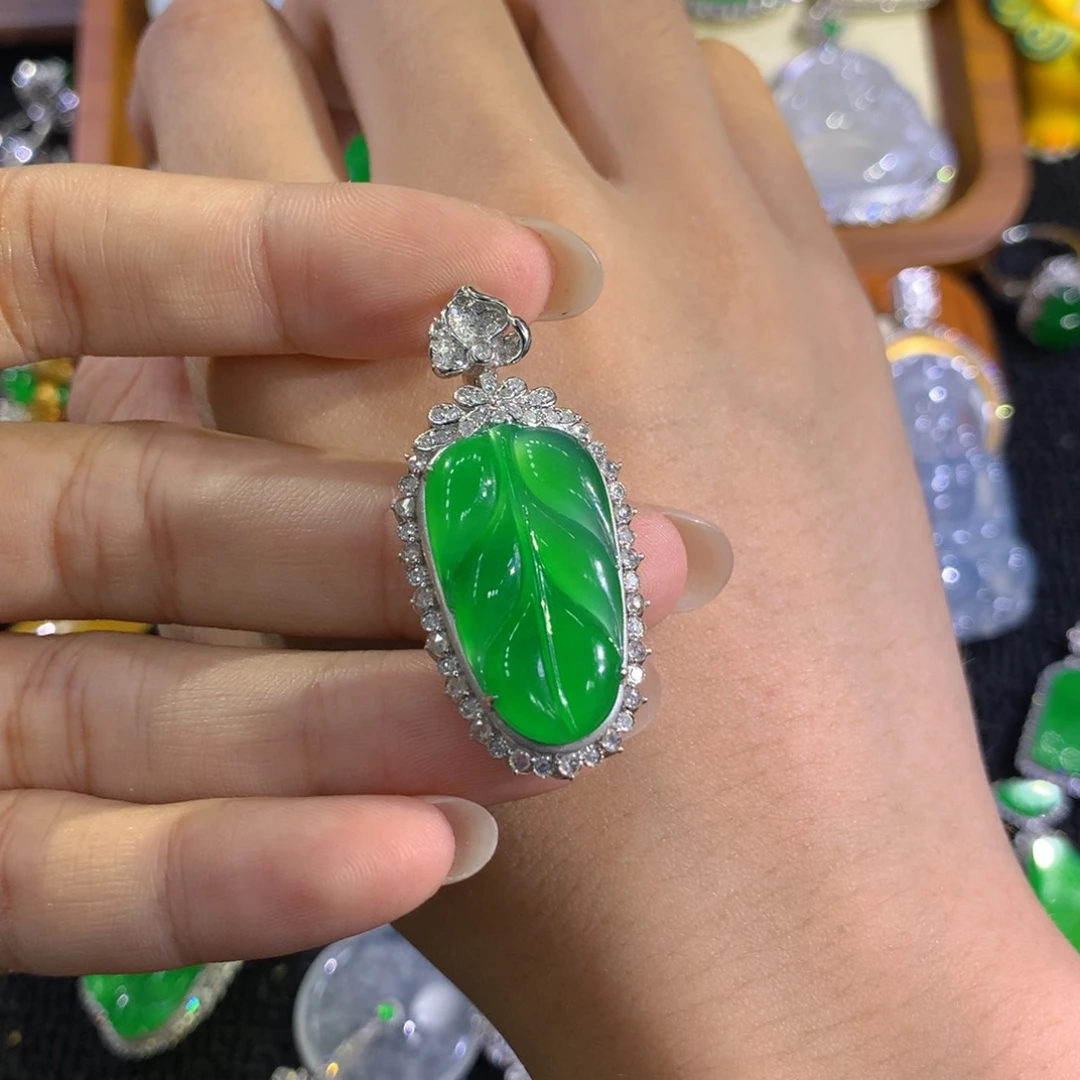 翡翠18K金镶嵌颈饰88888888