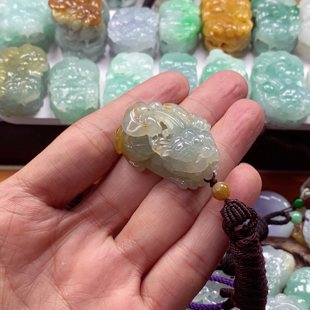 翡翠未镶嵌颈饰貔貅