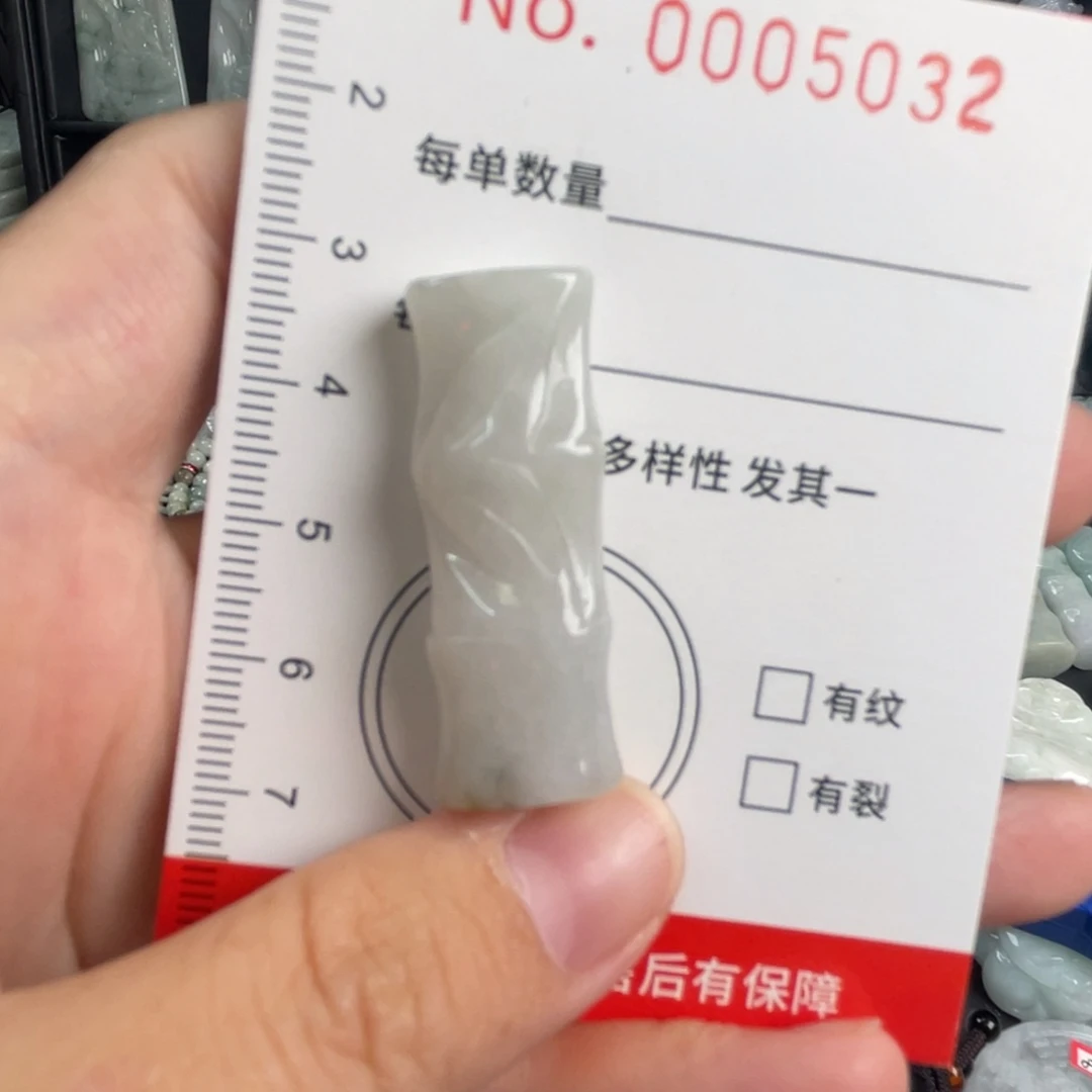 吊坠(不含链)未镶嵌翡翠微瑕