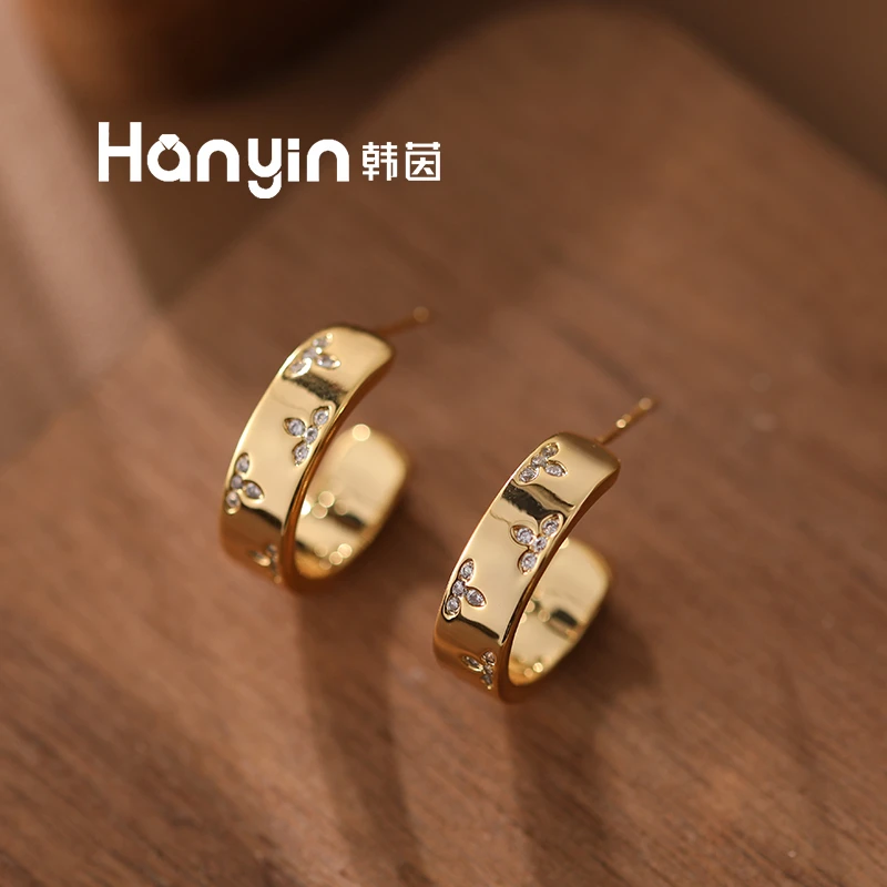 铜合金合成锆石耳饰 925银针光面金色微镶三叶花宽版C形耳钉