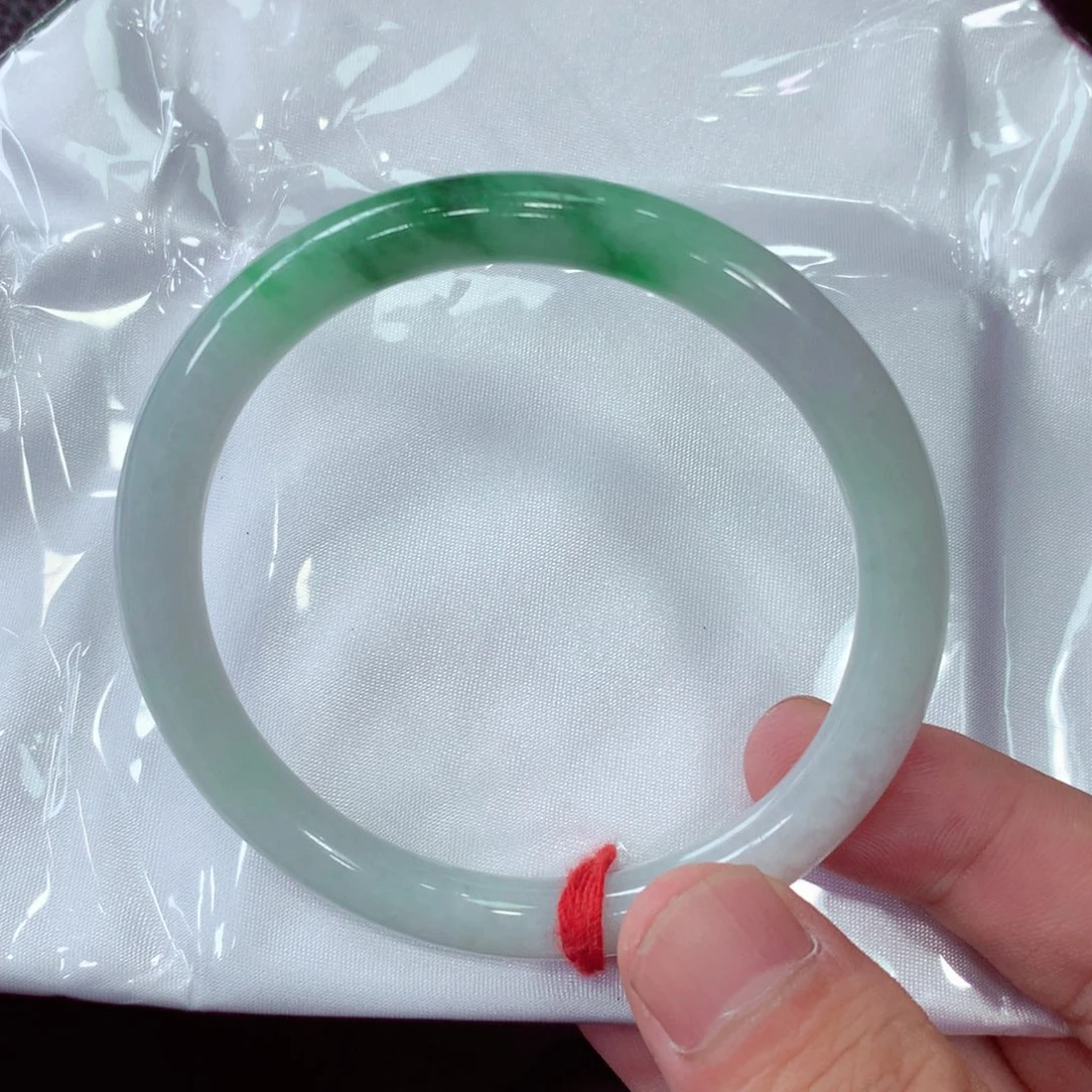 翡翠手镯未镶嵌翡翠