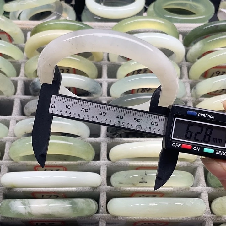 蛇纹石玉未镶嵌手镯190