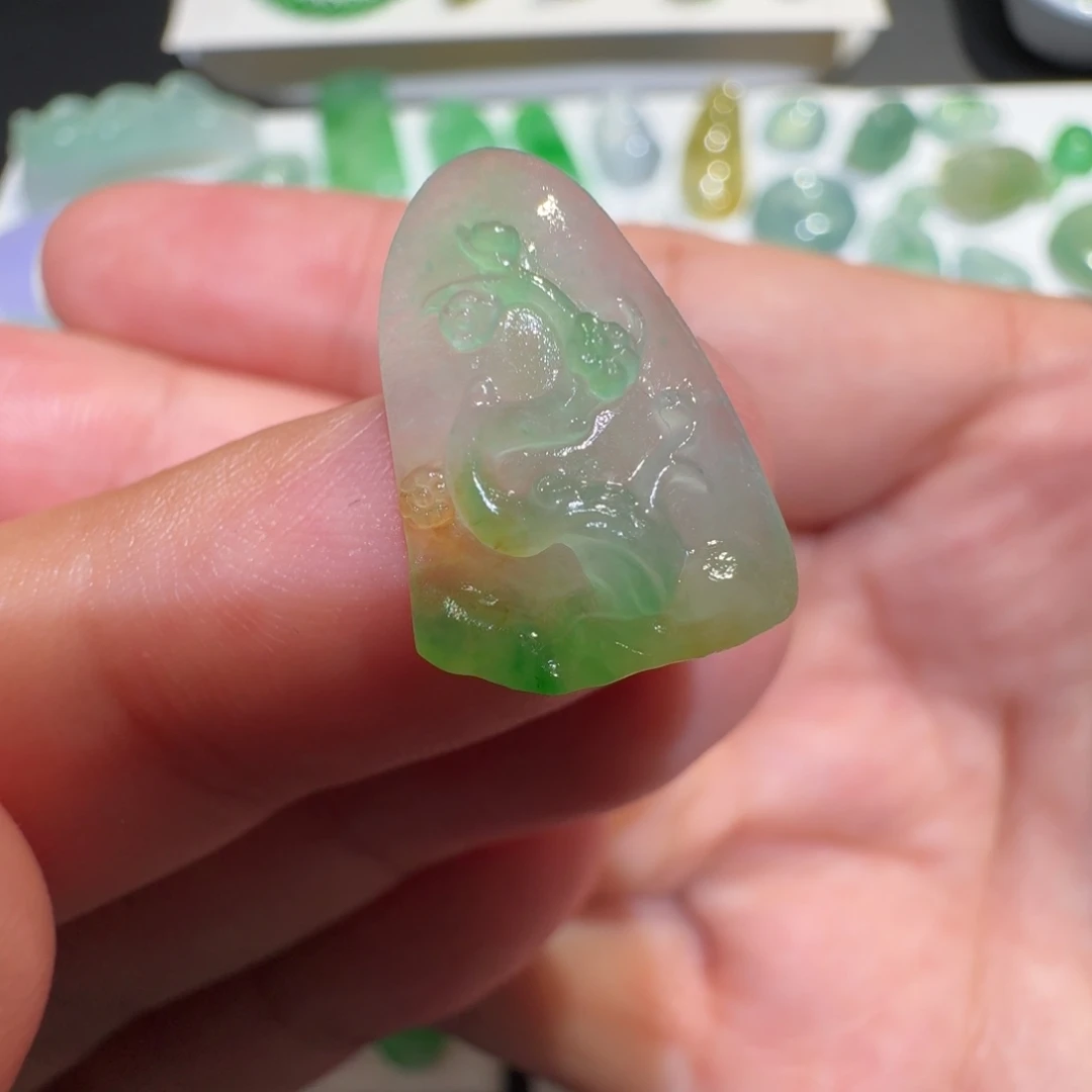 定制翡翠未镶嵌冰种黄加绿梅花