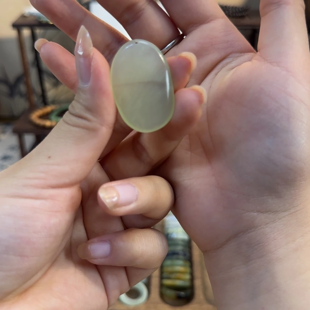 蛇纹石玉颈饰合金