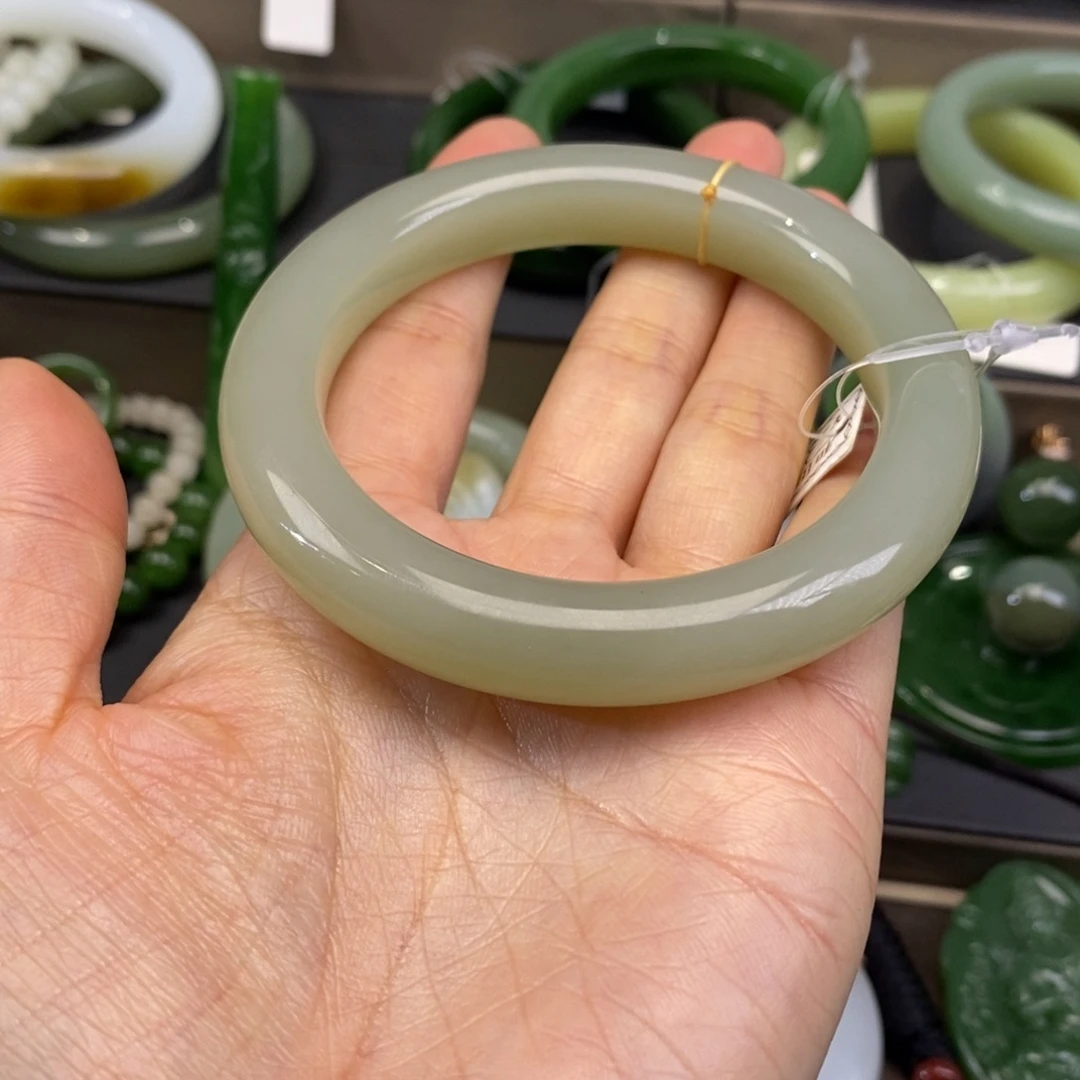 和田玉未镶嵌手镯